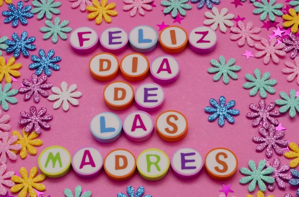 カラフルな文字とピンク背景に小さな色とりどりの花から作られたフェリス Madres — ストック写真