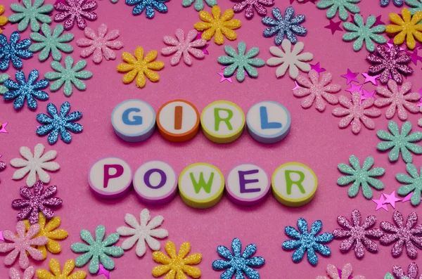 Girlpower Från Färgglada Bokstäver Och Små Färgglada Blommor Mot Rosa — Stockfoto