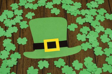 Aziz Patrick günü konsepti. Kağıt Saint Patrick günü Leprikon sahne: ahşap arka planda İrlanda geleneksel tatil sembolü olarak yeşil Leprikon şapka ve yonca