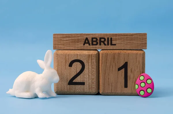 Conejito Blanco Calendario Madera Cubo Con Fecha Abril Coloridos Huevos —  Fotos de Stock
