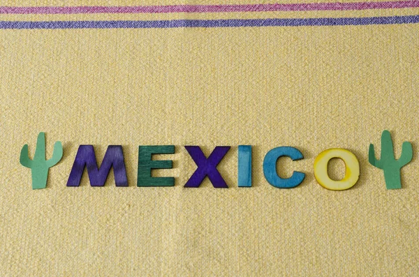 Μεξικό Κατασκευασμένο Από Πολύχρωμα Ξύλινα Γράμματα Και Χαρτί Πράσινο Κάκτος — Φωτογραφία Αρχείου