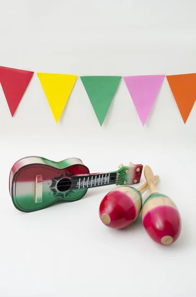 Guitarra Brinquedo Maracas Bandeiras Coloridas Fundo Branco Objetos Para Cinco — Fotografia de Stock