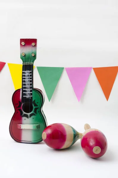 Spielzeuggitarre Maracas Und Bunte Fahnen Auf Weißem Hintergrund Objekte Für — Stockfoto