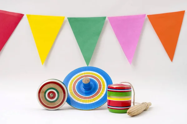 Spinnen Und Balero Mexikanisches Holzspielzeug Und Bunte Fahnen Auf Weißem — Stockfoto