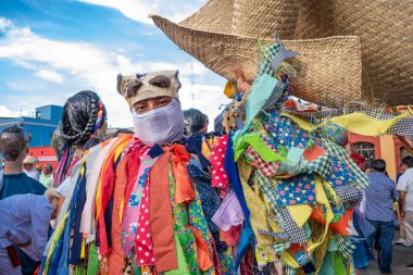 Oaxaca, Oaxaca, Meksika- 6 Temmuz 2019: Man tiliche gibi giyinmiş, Putla geleneksel kostüm, Convite sırasında Oaxaca, oaxaca Guelaguetza denilen büyük bir geleneksel partiye davet için yapılan bir parti, Meksika