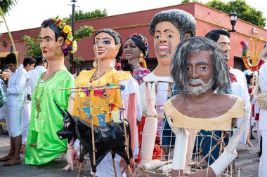 Oaxaca, Oaxaca, Meksika- 6 Temmuz 2019: Convite sırasında ünlü ressamlar gibi giyinmiş dev kuklalar, Oaxaca Guelaguetza adlı büyük bir geleneksel partiye davet için yapılan bir parti, Meksika