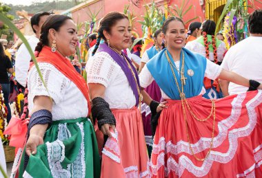 Oaxaca, Oaxaca, Meksika- 6 Temmuz 2019: Convite sırasında geleneksel giysiler giymiş kadınlar, Oaxaca Guelaguetza adlı büyük bir geleneksel partiye davet için yapılan bir parti, Meksika