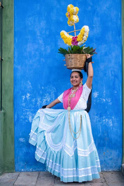 Oaxaca Oaxaca Mexico Июль 2019 Молодая Женщина Одетая Традиционную Одежду — стоковое фото
