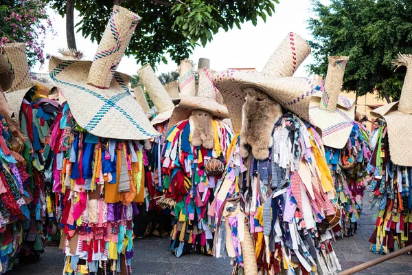 瓦哈卡 瓦哈卡 瓦哈卡 墨西哥 2019年7月6日 在康维特期间 来自瓦哈卡州普特拉的男士们身着铁饼 身着传统服装 参加在墨西哥瓦哈卡举行的名为Guelaguetza的大型传统派对 — 图库照片