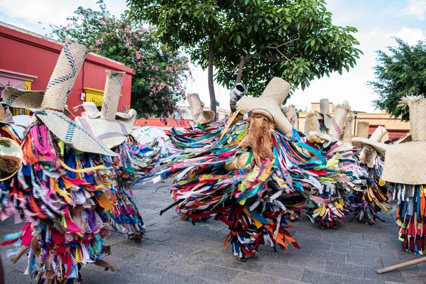 Oaxaca, Oaxaca, Meksika- 6 Temmuz 2019: Erkekler tiliches gibi giyinmiş, Putla geleneksel kostüm, Oaxaca, Convite sırasında, oaxaca Guelaguetza adlı büyük bir geleneksel partiye davet için yapılan bir parti, Meksika
