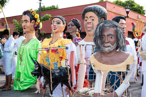 Oaxaca, Oaxaca, Meksika- 6 Temmuz 2019: Convite sırasında ünlü ressamlar gibi giyinmiş dev kuklalar, Oaxaca Guelaguetza adlı büyük bir geleneksel partiye davet için yapılan bir parti, Meksika