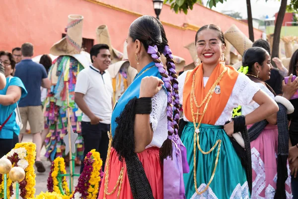 瓦哈卡 瓦哈卡 瓦哈卡 墨西哥 2019年7月6日 在Convite期间 穿着传统服装的年轻女性 一个邀请参加在墨西哥瓦哈卡州举行的名为Guelaguetza的大型传统派对的派对 — 图库照片