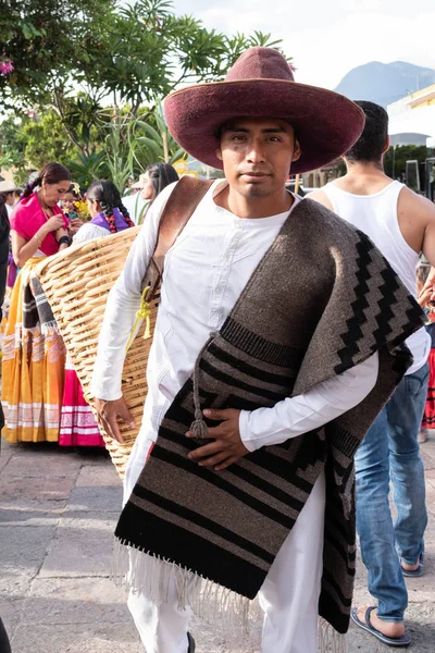 Oaxaca Oaxaca Mexico Julho 2019 Jovem Carregando Uma Cesta Durante — Fotografia de Stock