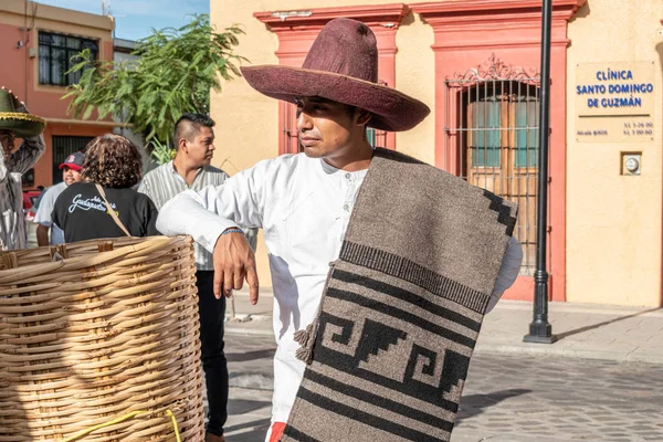 Oaxaca Oaxaca Meksyk Lipca 2019 Młody Człowiek Koszykiem Ubrany Tradycyjne — Zdjęcie stockowe
