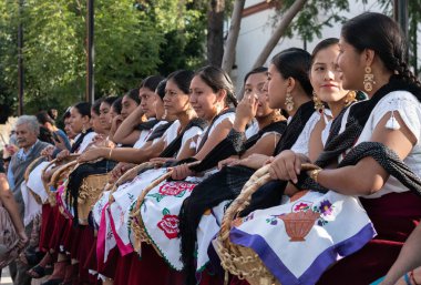 Oaxaca, Oaxaca, Meksika- Temmuz 6, 2019: Convite sırasında geleneksel giysiler giymiş genç kadınlar, Oaxaca Guelaguetza adlı büyük bir geleneksel partiye davet için yapılan bir parti, Meksika