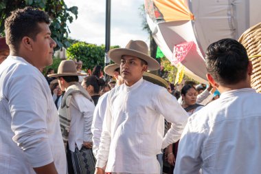 Oaxaca, Oaxaca, Meksika- Temmuz 6, 2019: Convite sırasında geleneksel giysiler giymiş genç erkekler, Oaxaca Guelaguetza adlı büyük bir geleneksel partiye davet için yapılan bir parti, Meksika