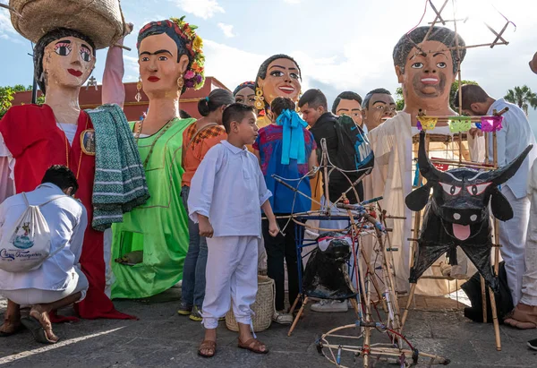 Oaxaca, Oaxaca, Meksika- 6 Temmuz 2019: Toritos ile Boy, Convite sırasında havai fişek ve dev kuklalar ile yapılar, oaxaca Guelaguetza adlı büyük bir geleneksel partiye davet için yapılan bir parti, Meksika