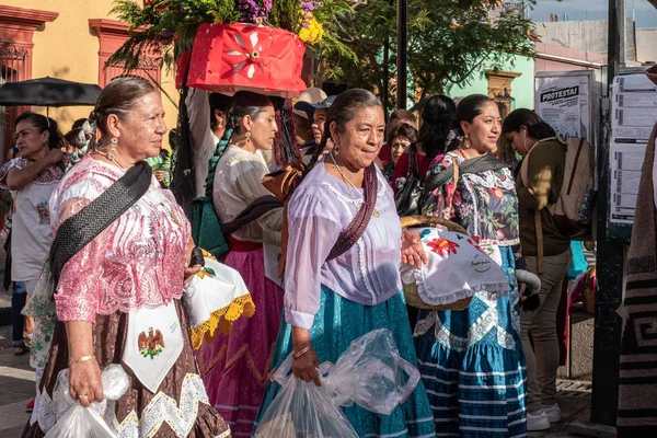 Oaxaca Oaxaca Meksyk Lipca 2019 Kobiety Ubrane Tradycyjne Ubrania Podczas — Zdjęcie stockowe