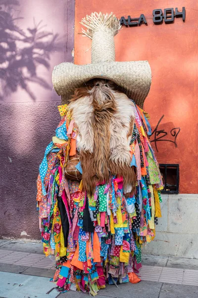 Oaxaca, Oaxaca, Meksika- 6 Temmuz 2019: Man tiliche gibi giyinmiş, Putla geleneksel kostüm, Oaxaca, Convite sırasında, oaxaca Guelaguetza adlı büyük bir geleneksel partiye davet için yapılan bir parti, Meksika