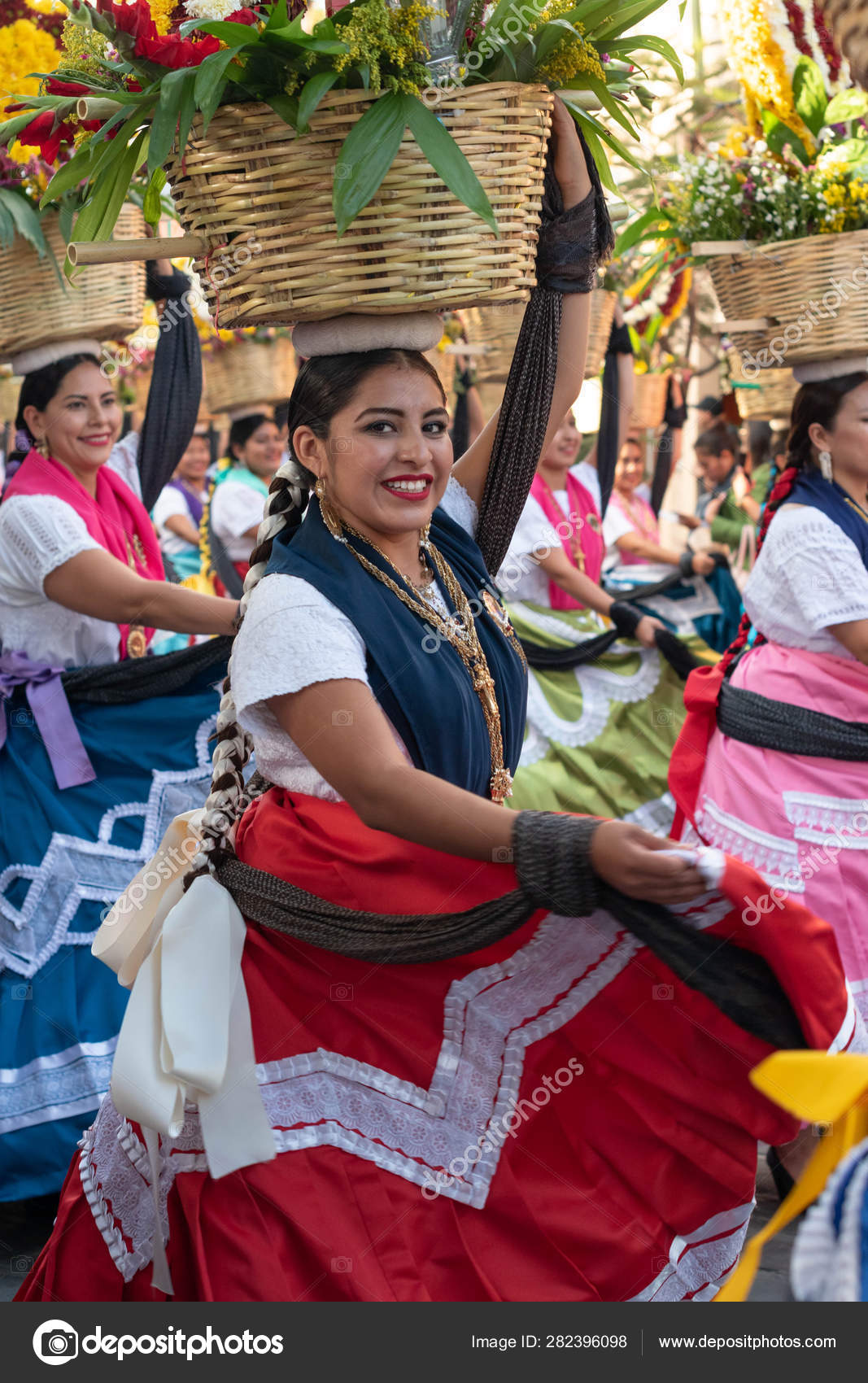 Oaxaca Oaxaca Mexiko Juli 2019 Junge Frauen Traditioneller Kleidung Während  — Redaktionelles Stockfoto © auroraangeles #282396098, image size:1067x1700