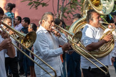 Oaxaca, Oaxaca, Meksika- 6 Temmuz 2019: Convite sırasında Müzik grubu, Oaxaca Guelaguetza adlı büyük bir geleneksel partiye davet için yapılan bir parti, Meksika