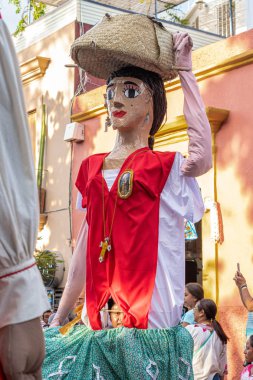 Oaxaca, Oaxaca, Meksika- 6 Temmuz 2019: Convite sırasında Çin oaksaquea gibi giyinmiş dev kukla, Oaxaca Guelaguetza adlı büyük bir geleneksel partiye davet için yapılan bir parti, Meksika