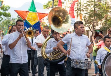 Oaxaca, Oaxaca, Meksika- 6 Temmuz 2018: Convite sırasında geleneksel müzik grubu, Oaxaca Guelaguetza adlı büyük bir geleneksel partiye davet için yapılan bir parti, Meksika