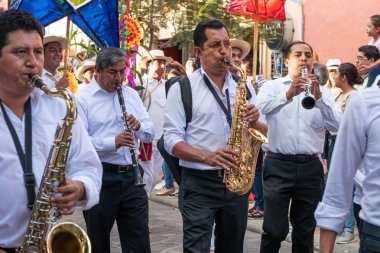 Oaxaca, Oaxaca, Meksika- 6 Temmuz 2018: Convite sırasında geleneksel müzik grubu, Oaxaca Guelaguetza adlı büyük bir geleneksel partiye davet için yapılan bir parti, Meksika