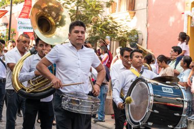 Oaxaca, Oaxaca, Meksika- 6 Temmuz 2018: Convite sırasında geleneksel müzik grubu, Oaxaca Guelaguetza adlı büyük bir geleneksel partiye davet için yapılan bir parti, Meksika