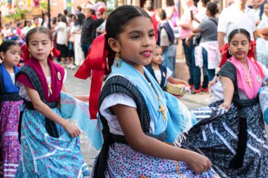 Oaxaca, Oaxaca, Meksika- Temmuz 6, 2019: Convite sırasında geleneksel giysiler ile giyinmiş küçük kızlar, Oaxaca Guelaguetza adlı büyük bir geleneksel partiye davet için yapılan bir parti, Meksika