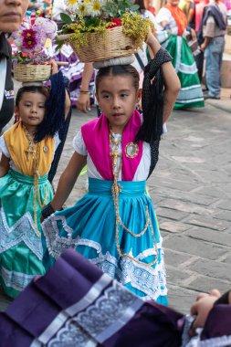 Oaxaca, Oaxaca, Meksika- Temmuz 6, 2019: Convite sırasında geleneksel giysiler ile giyinmiş küçük kızlar, Oaxaca Guelaguetza adlı büyük bir geleneksel partiye davet için yapılan bir parti, Meksika