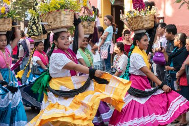 Oaxaca, Oaxaca, Meksika- Temmuz 6, 2019: Convite sırasında geleneksel giysiler giymiş genç kadınlar, Oaxaca Guelaguetza adlı büyük bir geleneksel partiye davet için yapılan bir parti, Meksika