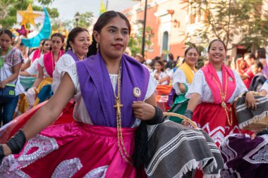 Oaxaca, Oaxaca, Meksika- Temmuz 6, 2019: Convite sırasında geleneksel giysiler giymiş genç kadınlar, Oaxaca Guelaguetza adlı büyük bir geleneksel partiye davet için yapılan bir parti, Meksika