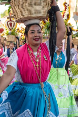 Oaxaca, Oaxaca, Meksika- Temmuz 6, 2019: Genç kadın Convite sırasında geleneksel giysiler ile giyinmiş, bir parti Oaxaca Guelaguetza denilen büyük bir geleneksel partiye davet için yapılan, Meksika