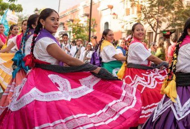 Oaxaca, Oaxaca, Meksika- Temmuz 6, 2019: Convite sırasında geleneksel giysiler giymiş genç kadınlar, Oaxaca Guelaguetza adlı büyük bir geleneksel partiye davet için yapılan bir parti, Meksika