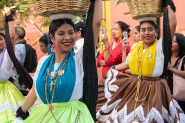 Oaxaca, Oaxaca, Meksika- Temmuz 6, 2019: Genç kadın Convite sırasında geleneksel giysiler ile giyinmiş, bir parti Oaxaca Guelaguetza denilen büyük bir geleneksel partiye davet için yapılan, Meksika
