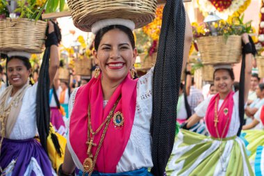 Oaxaca, Oaxaca, Meksika- Temmuz 6, 2019: Genç kadın Convite sırasında geleneksel giysiler ile giyinmiş, bir parti Oaxaca Guelaguetza denilen büyük bir geleneksel partiye davet için yapılan, Meksika
