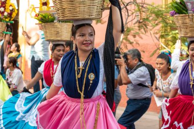 Oaxaca, Oaxaca, Meksika- Temmuz 6, 2019: Genç kadın Convite sırasında geleneksel giysiler ile giyinmiş, bir parti Oaxaca Guelaguetza denilen büyük bir geleneksel partiye davet için yapılan, Meksika