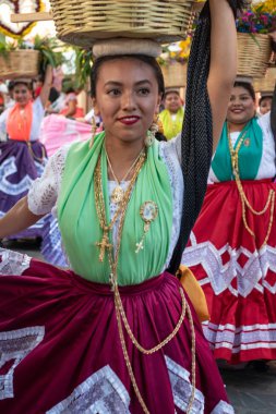 Oaxaca, Oaxaca, Meksika- Temmuz 6, 2019: Genç kadın Convite sırasında geleneksel giysiler ile giyinmiş, bir parti Oaxaca Guelaguetza denilen büyük bir geleneksel partiye davet için yapılan, Meksika