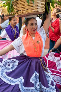Oaxaca, Oaxaca, Meksika- 6 Temmuz 2019: Convite sırasında geleneksel giysiler giymiş kadın, Oaxaca Guelaguetza adlı büyük bir geleneksel partiye davet için yapılan bir parti, Meksika