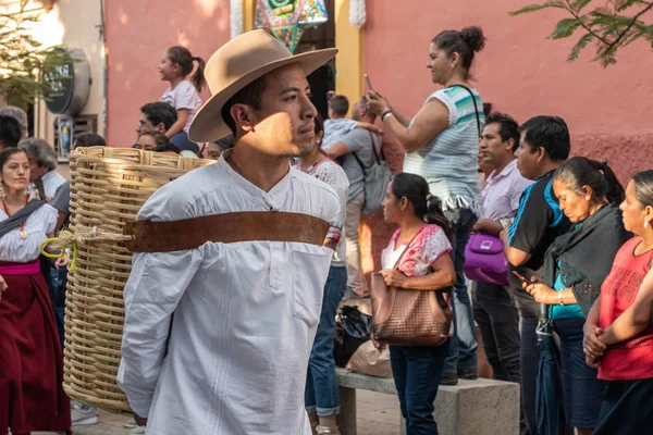 Oaxaca Oaxaca Messico Luglio 2019 Giovane Che Porta Cesto Durante — Foto Stock