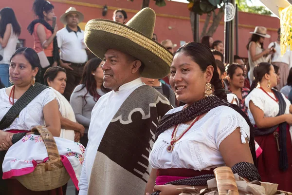 オアハカ オアハカ メキシコ 2019年7月6日 コンビテの間に伝統的な服を着た男女と若い女性 メキシコのオアハカでゲラゲッツァと呼ばれる大きな伝統的なパーティーに招待するために作られたパーティー — ストック写真