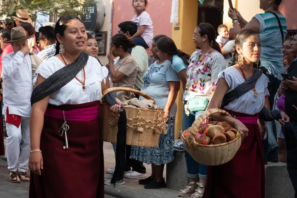 Oaxaca Oaxaca Meksyk Lipca 2019 Młode Kobiety Ubrane Tradycyjne Ubrania — Zdjęcie stockowe