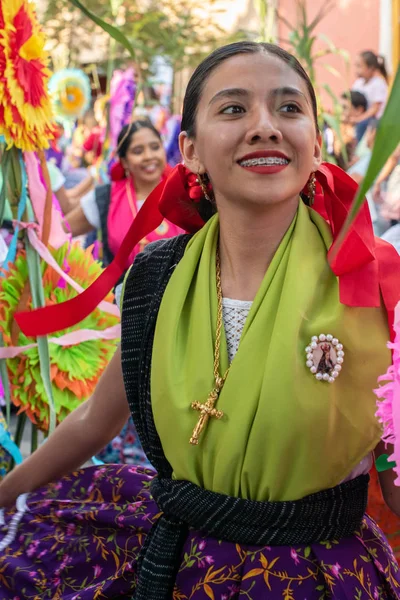 Oaxaca Oaxaca Meksyk Lipca 2019 Młoda Kobieta Ubrana Tradycyjne Ubrania — Zdjęcie stockowe