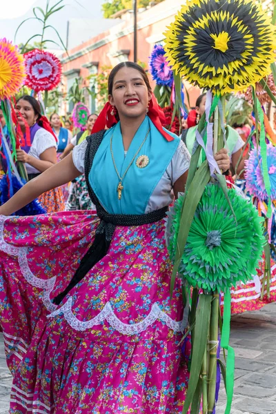 瓦哈卡 瓦哈卡 瓦哈卡 墨西哥 2019年7月6日 在Convite期间 穿着传统服装的年轻女子 一个聚会 邀请参加在墨西哥瓦哈卡州举行的一个名为Guelaguetza的大型传统派对 — 图库照片
