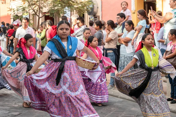 Oaxaca Oaxaca Meksyk Lipca 2019 Dziewczyny Ubrane Tradycyjne Ubrania Podczas — Zdjęcie stockowe