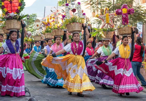 Oaxaca, Oaxaca, Meksika- Temmuz 6, 2019: Convite sırasında geleneksel giysiler giymiş genç kadınlar, Oaxaca Guelaguetza adlı büyük bir geleneksel partiye davet için yapılan bir parti, Meksika