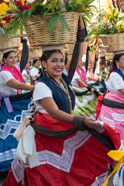 Oaxaca, Oaxaca, Meksika- Temmuz 6, 2019: Convite sırasında geleneksel giysiler giymiş genç kadınlar, Oaxaca Guelaguetza adlı büyük bir geleneksel partiye davet için yapılan bir parti, Meksika