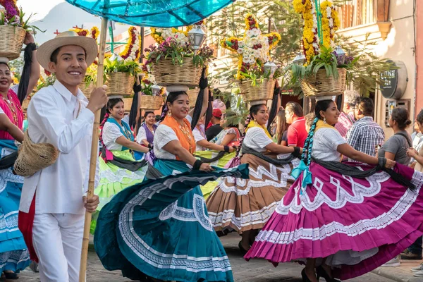 Oaxaca, Oaxaca, Meksika- 6 Temmuz 2019: Convite sırasında geleneksel giysiler le giyinmiş insanlar, Oaxaca Guelaguetza adlı büyük bir geleneksel partiye davet için yapılan bir parti, Meksika