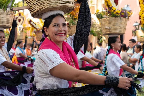 Oaxaca, Oaxaca, Meksika- Temmuz 6, 2019: Genç kadın Convite sırasında geleneksel giysiler ile giyinmiş, bir parti Oaxaca Guelaguetza denilen büyük bir geleneksel partiye davet için yapılan, Meksika